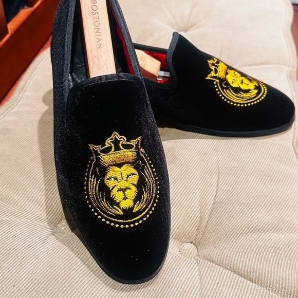 ELANROMAN Men's Lion Crest Velvet Loafers. - Picture 4 of 15